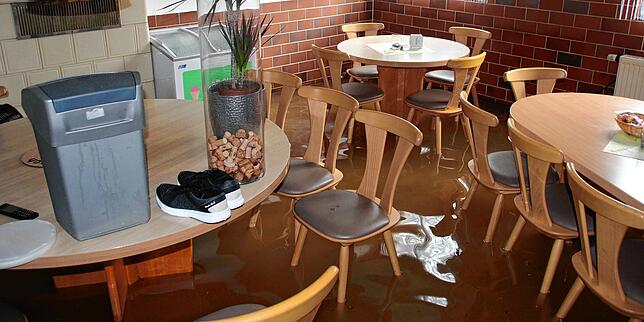 Auch im Gastraum ist alles unter Wasser.
