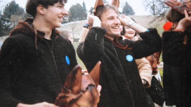 Die Egginger Füchse liefen bis 1994 in Plastikmaske und im Plüschoverall an den Umzügen mit. Das Weißnarrenhäs wurde im ersten Entwurf ...