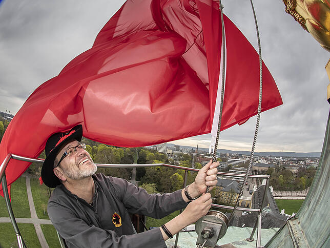 Am Karlsruher Schloss ist die Rote Fahne gehisst Kurator Oliver Saenger vom Badischen Landesmuseum hisst eine Rote Fahne. Damit sollte an die November-Revolution vor 100 Jahren erinnert ...