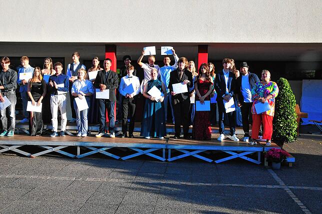 Klasse 10a Wehrer RealschuleMittlere Reife in der Tasche: Das Bild zeigt die Klasse 10a der Wehrer Realschule bei der Abschlussfeier.