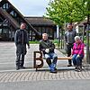 Über die Bank freuen sich (von links): Jens und Sascha Bucher, sitzend Jürgen Schmidt und Ortschaftsrätin Cornelia Ziller.