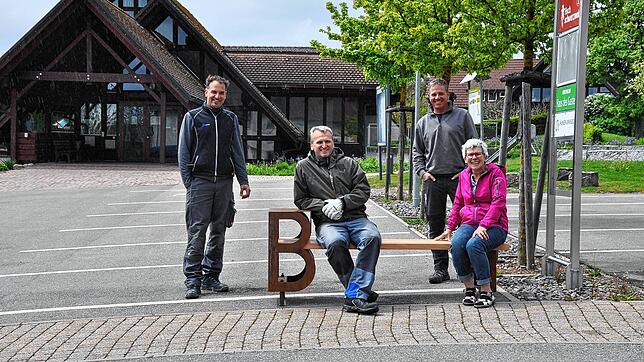 Über die Bank freuen sich (von links): Jens und Sascha Bucher, sitzend Jürgen Schmidt und Ortschaftsrätin Cornelia Ziller.