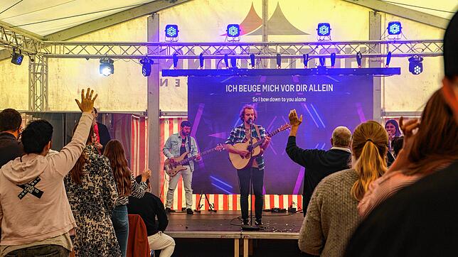 Szene aus einem Zelt-Gottesdienst bei ICF in Singen: Für ein halbes Jahr kann die Gemeinde das Großzelt im Singener Industriegebiet ...