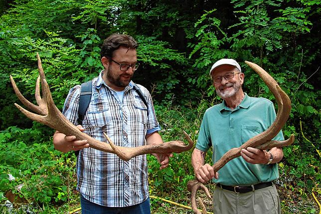 Werner Jocker, Vorsitzender des Trägervereins, zeigt Markus Baier, Leiter der Lokalredaktion Waldshut, ein Geweih, das Hirsch ...