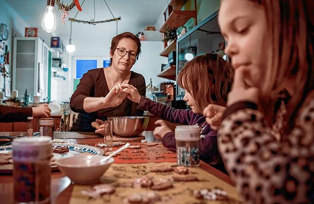 Die ewige Frage: Ist beim Plätzchen backen Teig naschen erlaubt? Experten sagen: Nein. Keime aus rohen Eiern und Coli-Bakterien aus dem ...