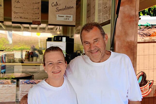 Eva-Maria und Bruno Frey betreiben einen Crêpes-Stand auf der Chilbi.