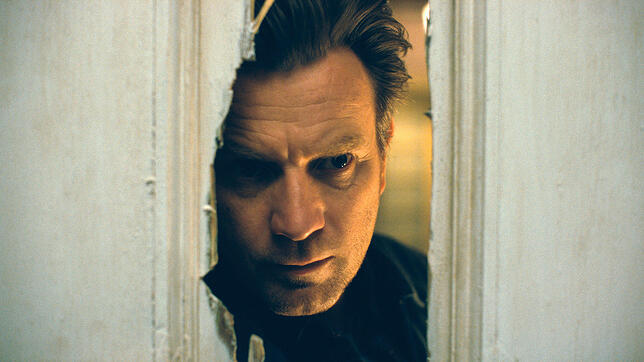 Dieses Motiv kennt man aus &bdquo;Shining&ldquo;: Danny Torrance (Ewan McGregor) in einer Szene von &bdquo;Doctor Sleeps ...