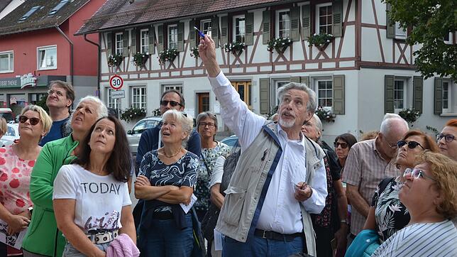 Zahlreiche Führungen hat Hermann Zitzlsperger in Markdorf und Bermatingen angeboten, wie hier am Tag des offenen Denkmals im September ...