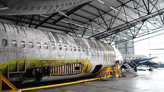 Seit September 2017 lagern die Teile der „Landshut“, die restauriert werden soll, in einem Hangar am Häfler Flughafen.