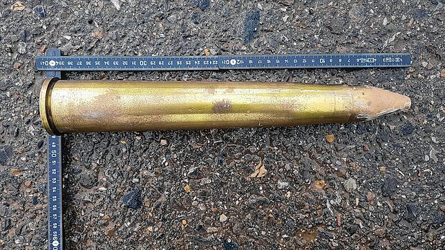 Ein Bild der Flak-Patrone aus dem Sperrmüll hat die Polizei veröffentlicht. Bild: PP Konstanz