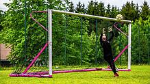 Eine junge Torhüterin steht zwischen den Pfosten des „GirlsGoal“ und wehrt den Ball ab. Das Tor wird bei Fußball-Camps in Heudorf und ...