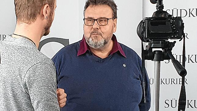 Kilian Kronimus (rechts) kandidiert bei der Bürgermeisterwahl in Albbruck. Hier ist er im Gespräch mit SÜDKURIER-Redakteur Nico Talenta.