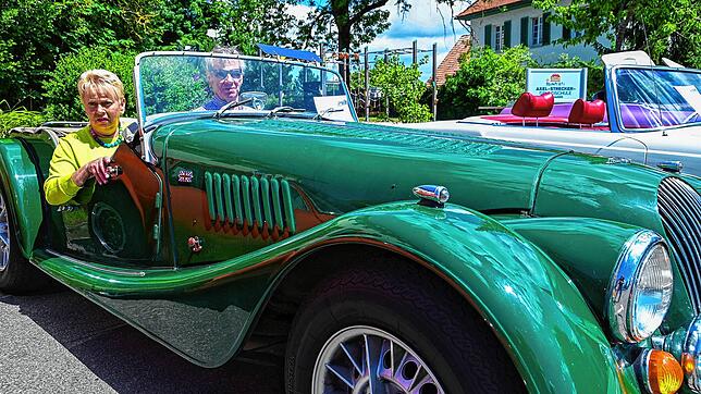 Rolf Wuchner und seine Frau Beate sitzen in ihrem Morgan. Der Oldtimerfan aus Neuhausen freut sich, dass er seinen Oldtimer im eigenen ...