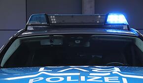 Bei einem Unfall auf der B31-neu bei Überlingen-West kam der Unfallverursacher nach Angaben der Polizei mit dem Schrecken davon.