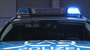 Bei einem Unfall auf der B31-neu bei Überlingen-West kam der Unfallverursacher nach Angaben der Polizei mit dem Schrecken davon.