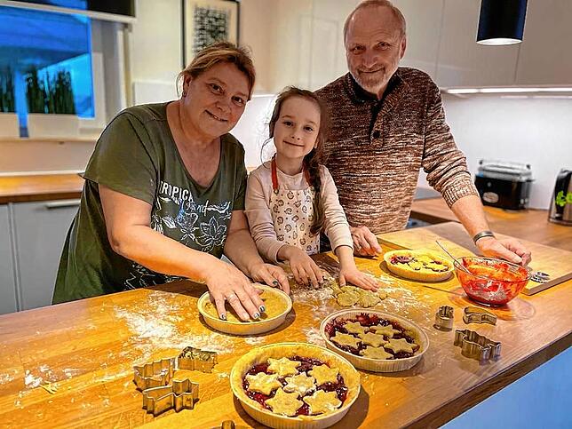 Anouk Sophie Capteina und ihre Großeltern Maria und Erwin Walch backen schon kräftig Linzertorten, die von den Landfrauen aus ...