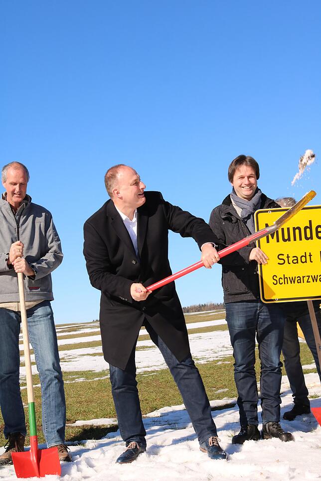 Michael Kollmeier möchte es wissen. Unter der dünnen Schneedecke findet der Hüfinger Bürgermeister tatsächlich schaufelfähiges Erdreich. ...