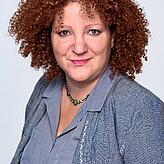 Kerstin Simon, Leiterin des städtischen Kulturamts, stutzt ihre Haare selbst vor dem Soiegel. Bild: Stadt Waldshut-Tiengen