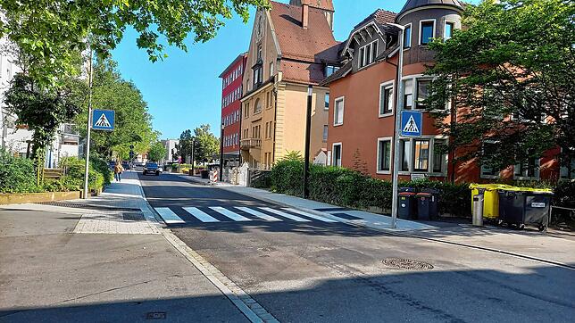 Die Alpenstraße ist fertig saniert: Hier zu sehen ist der neue Zebrastreifen auf Höhe der Hegaustraße.