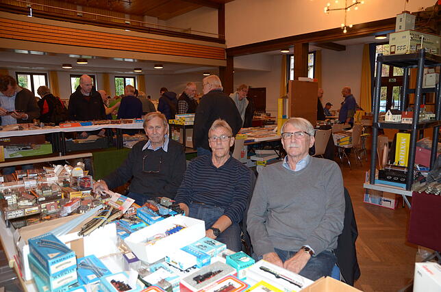 Horst Müller, Herbert Bader und Bernd Fritz von den "Modelleisenbahnfreunden Wangen" bieten Modelleisenbahn-Material an.