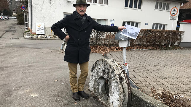 Der Stadthistoriker an einem Überbleibsel der alten Mühle.