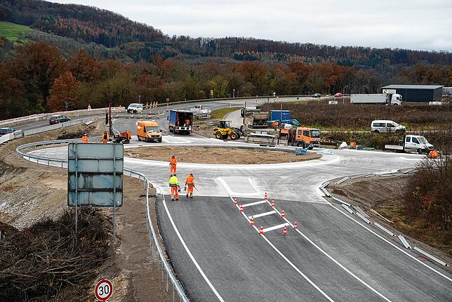 Der Kreisverkehr an der Anschlussstelle der A&nbsp;98 zur B&nbsp;314 kann seit Freitagnachmittag befahren werden. Auf dem Bild sind ...