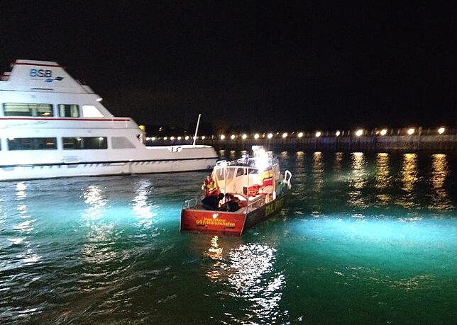 Mit dem Rettungsboot wurde die Frau an den Landesteg des Katamarans gebracht, wo sie die Rettungskräfte in Empfang nehmen konnten.