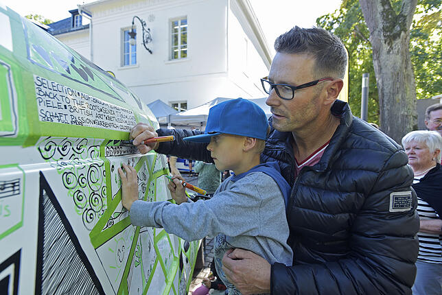 In Kooperation mit der Donaueschinger Kunstschule werden die Besucher bei der Aktion &bdquo;Art-Car&ldquo; selbst kreativ und gestalten ...