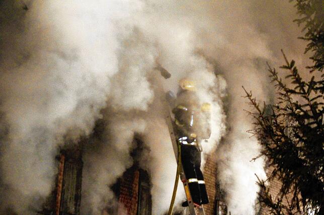 Bild 6: Bauernhaus in Niedereschach-Fischbach brennt nieder &ndash; Bewohner unverletzt
