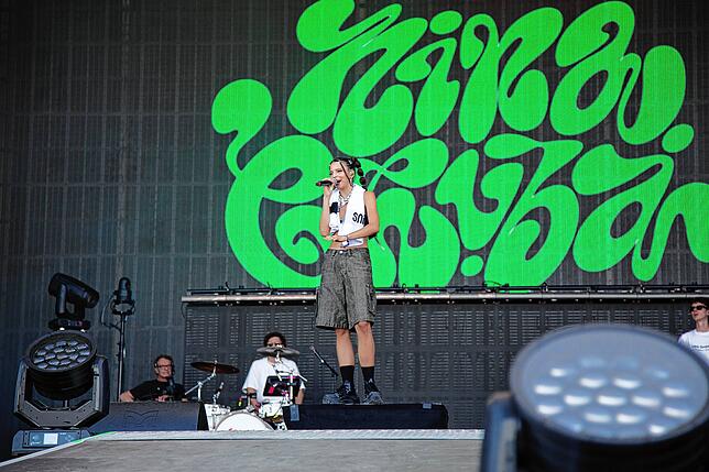 Nina Chuba ist momentan nicht zu überhören, ihre Single &bdquo;Wildberry Lillet&ldquo; wurde bei Spotify über 116 Millionen Mal gehört.