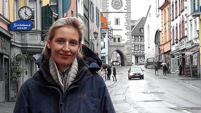 Alice Weidel ist mit Wohnsitz in Überlingen gemeldet. Das Bild zeigt sie in der Franziskanerstraße in Überlingen im Jahr 2017.