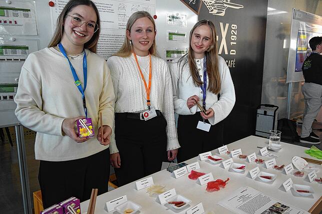 Biokunststoffüberzug für Papierstrohhalme (von links): Sophie Auchter, Hannah Hornikel und Isabella Peterhansl von der ...