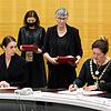 Jacinda Ardern (l), Premierministerin von Neuseeland, und Cindy Kiro, Generalgouverneurin, unterzeichnen während einer Sitzung des ...