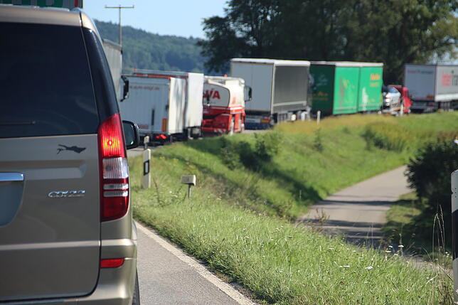 Auf der ausgeschilderten Umleitungsstrecke braucht es am ersten Tag der B&nbsp;31-Sperrung rund vier Stunden vom Beginn der Umleitung ...