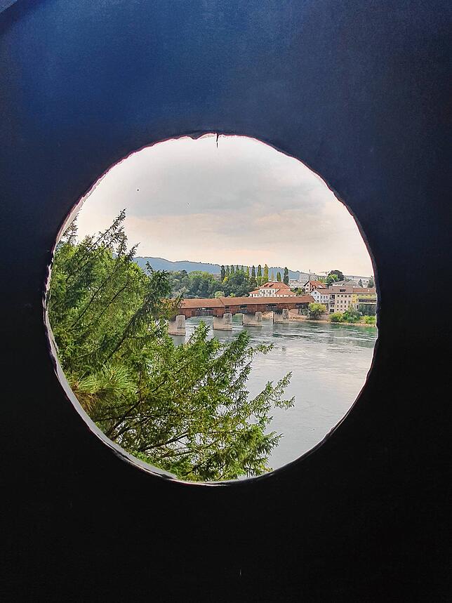 Die Aussicht vom Turm herab durch ein Fenster fotografiert. Bild: Verena Wehrle
