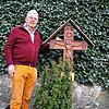 Paul Maier beim Kreuz am Grab von Schwester Elisabeth, das ursprünglich auf dem Waldshuter Bergfriedhof am Grab ihrer Eltern platziert ...