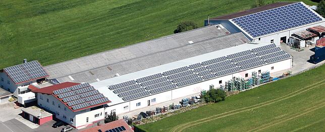Die Firma Brutsche GmbH & Co. KG, Wirkerei und Schärerei stellt in Niederhof, Dorfstraße 42 in seinen 5000 Quadratmeter großen ...