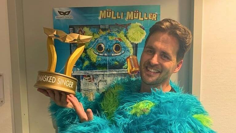 Alexander Klaws nimmt nach dem Finale von &bdquo;The Masked Singer&ldquo; den Pokal mit nach Hause, den Holzbildhauer Simon Stiegeler ...