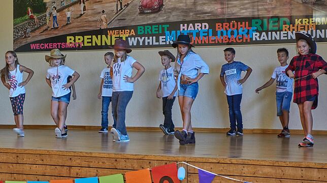 Begrüßung mit Schwung: Der Linedance der dritten Klasse begeisterte bei der Einschulungsfeier in Öflingen. BILD: JULIA BECKER