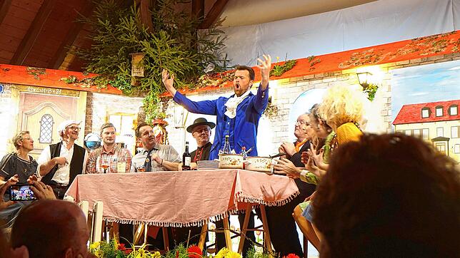Michael Müller schmettert eine Arie als vermeintlicher Opernstar Giuseppe Parmesani, der engagiert wird, um die 1200-Jahr-Feier perfekt ...
