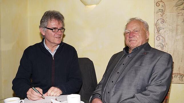 Jubilar Werner Endres (rechts) im Gespräch mit SÜDKURIER-Mitarbeiter Uwe Petersen über sein bewegtes Leben.