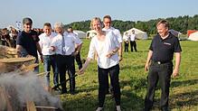 Entzündung des Lagerfeuers beim Kreisjugendfeuerehrzeltlager in Krauchenwies- Bittelschieß. v.l. Jugendwart Gustavo Wagner, ...