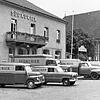 Vor dem SÜDKURIER-Verlagshaus an der Konstanzer Markstätte parken Fahrzeuge für die Auslieferung der Zeitung. Das Foto aus den ...