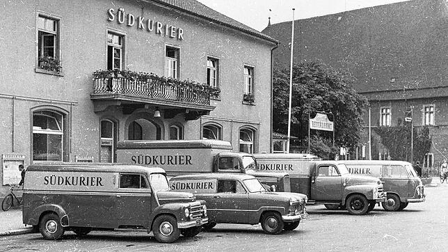 Vor dem SÜDKURIER-Verlagshaus an der Konstanzer Markstätte parken Fahrzeuge für die Auslieferung der Zeitung. Das Foto aus den ...
