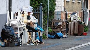 Viel Sperrmüll wurde in Radolfzell nach dem Unwetter Mitte August an die Straße gestellt. Dort wurde er kostenlos abgeholt.