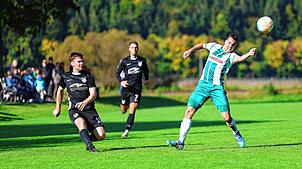 Der FC Gutmadingen (dunkle Trikots) machte bei der SG Riedöschingen/Hondingen den sechsten Sieg im sechsten Spiel perfekt.