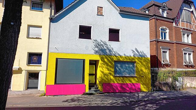 In den Farbtopf gefallen? Oder Nase voll vom tristen Einerlei? In der Hauptstraße erstrahlt eine Fassade in Grau-gelb-pink. Das geht, ...