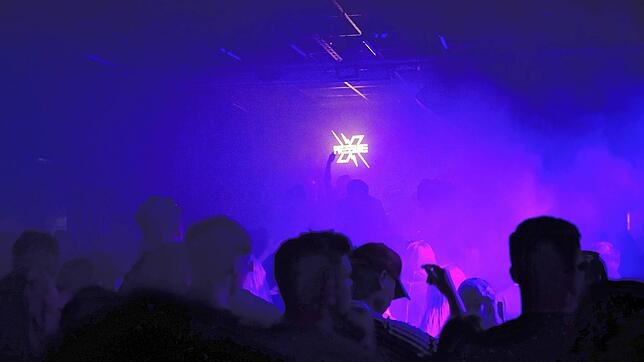 In der Expressguthalle am Schwenninger Bahnhof findet am Freitag, 19. September, eine Technoparty mit sieben DJs statt.