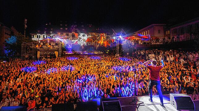 Frenetisch wurden die Toten Hosen von ihrem Publikum zum Start des festivals Stars in Town in Schaffhausen empfangen.