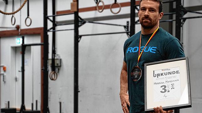 Eigentlich hat Matthias Kurpjuweits Urkunde für den dritten Platz an der ersten deutschen Meisterschaft im funktionalen Fitness bereits ...